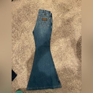 Women’s wrangler high rise jeans 27x32